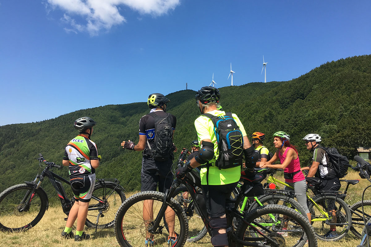 bici gruppo sfondo pale eoliche